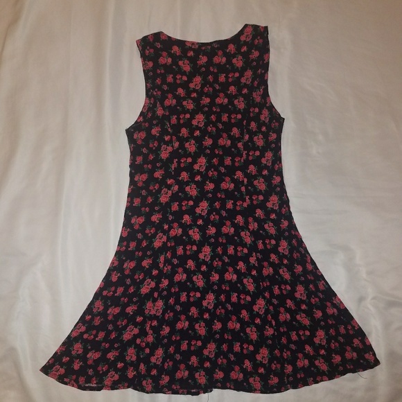 Flirty Sleevless Dress - Picture 5 of 8